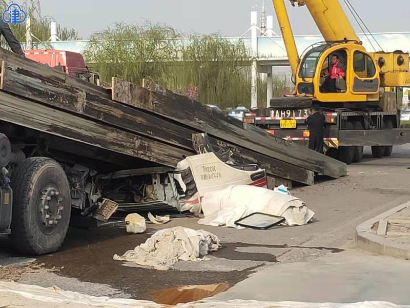 东丽区津滨大道与雪山路交口的辅路上,一辆拉钢板的货车发生事故