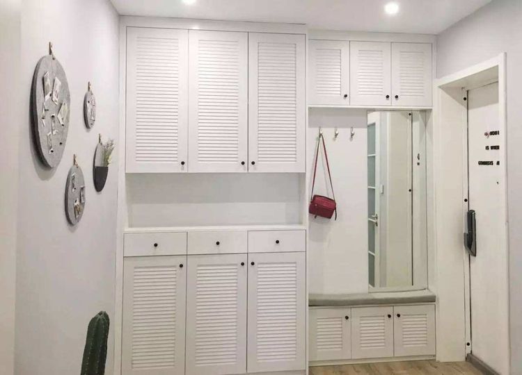 玄关鞋柜要不要装到顶?有钱人的做法很聪明,后悔装早了