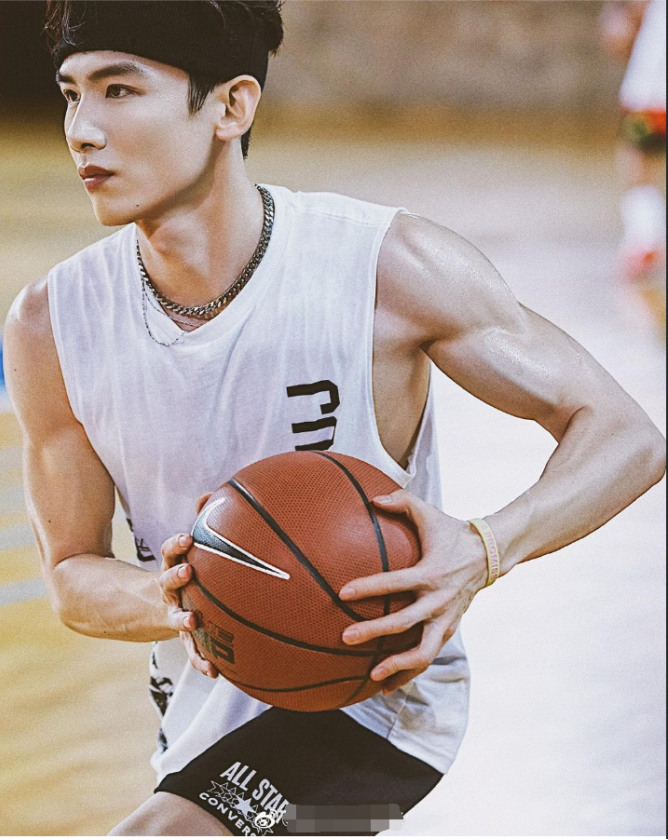 白敬亭常年健身,肌肉线条好man,这么好的身材不穿衣服就好了