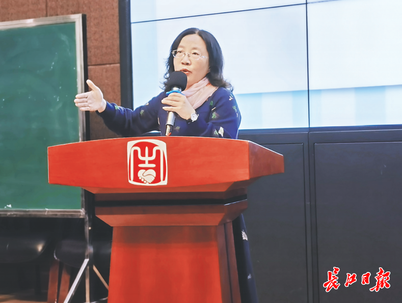 青山区吉林街小学校长王萃做客长江日报校长读书会.