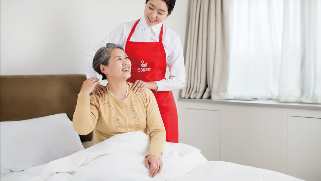 照顾老人的保姆