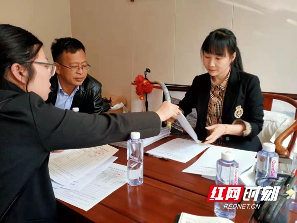 绥宁县劳动人事争议仲裁院:上门送法解困 护航企业发展