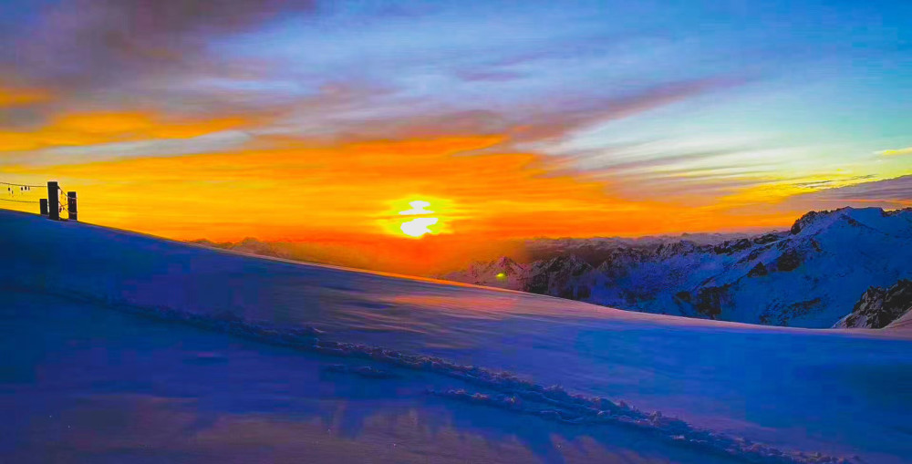 达古冰川现绝美日出