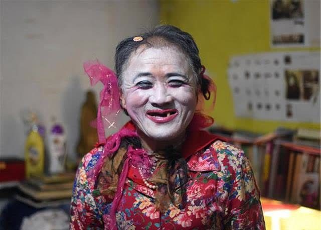60多岁的老人男扮女装16年整日浓妆艳抹他的背后经历了啥