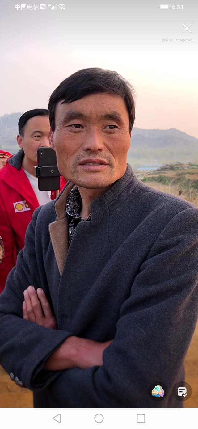 他到他家牛棚里,铲除里面积存的牛粪.牛栏里,一只大牛,一只小牛.