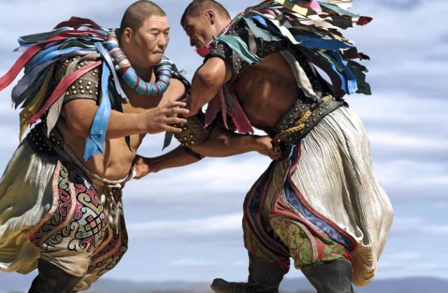 蒙古男人普遍肌肉发达,身强力壮,除了受日常骑马,放牧等活动影响,优秀