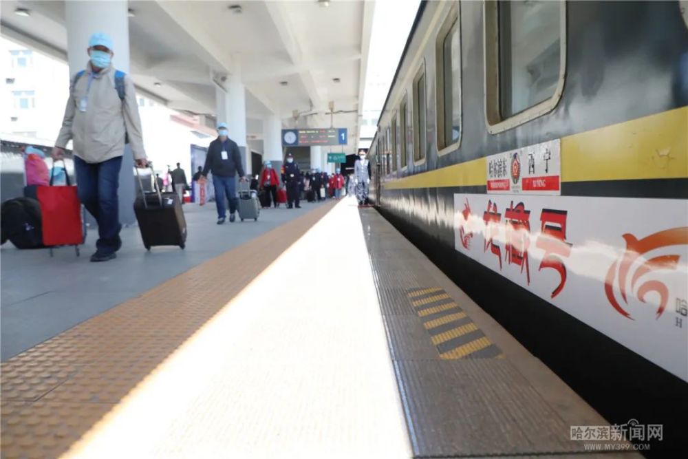 坐着火车去西藏!首趟"龙藏号"旅游专列开跑丨 计划每年开行两班