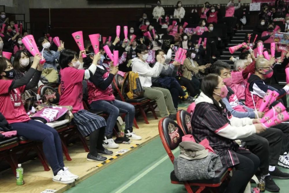 疫情下的日本篮球联赛一边停赛一边观众进场