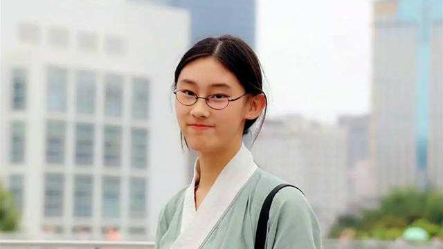 武亦姝成才经历曝光,语文老师坦言:能背出