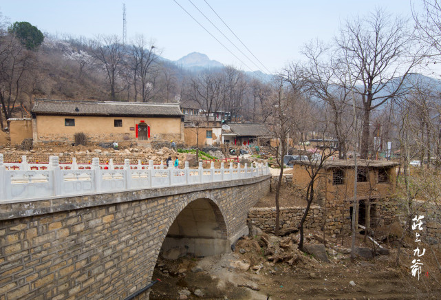 去车轱辘坨踏青桃花盛开春水潺潺