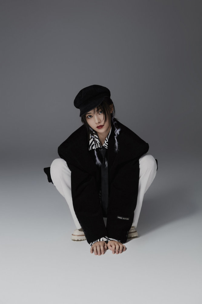 张艺上复古风大片曝光,身穿斑马纹衬衫,帅气灵动不失高级感