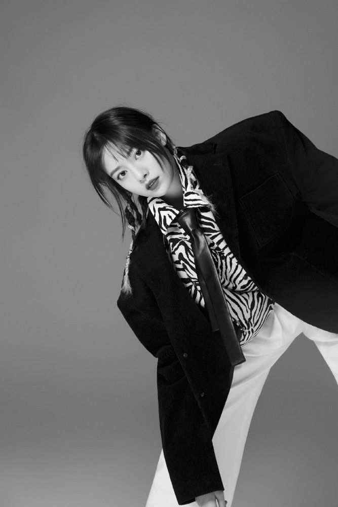 张艺上复古风大片曝光,身穿斑马纹衬衫,帅气灵动不失高级感