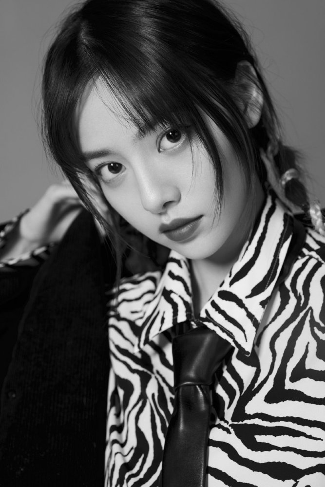 张艺上复古风大片曝光,身穿斑马纹衬衫,帅气灵动不失高级感