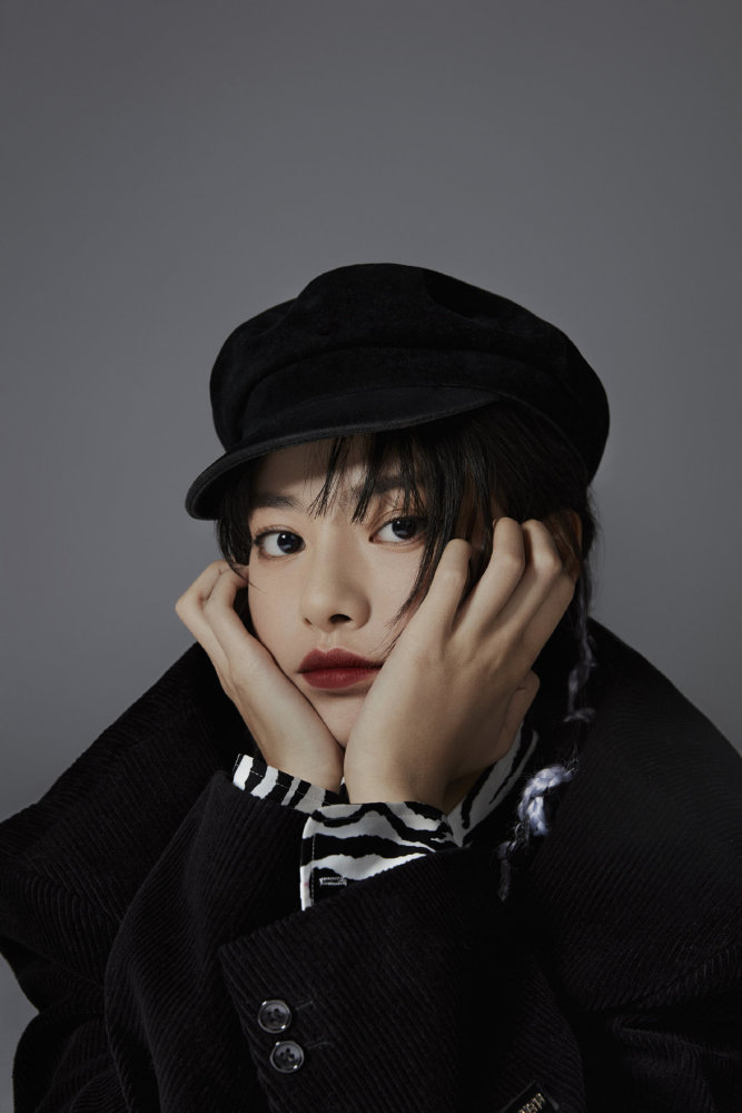 张艺上复古风大片曝光,身穿斑马纹衬衫,帅气灵动不失高级感