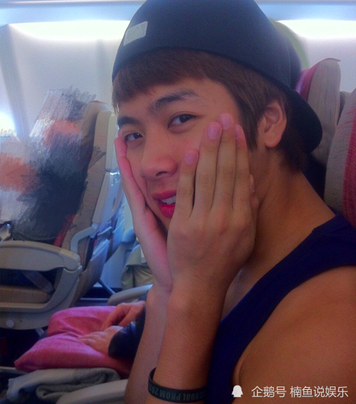 王嘉尔出道前颜值好惊艳!从小到大都是帅哥胚子,老天爷赏饭吃