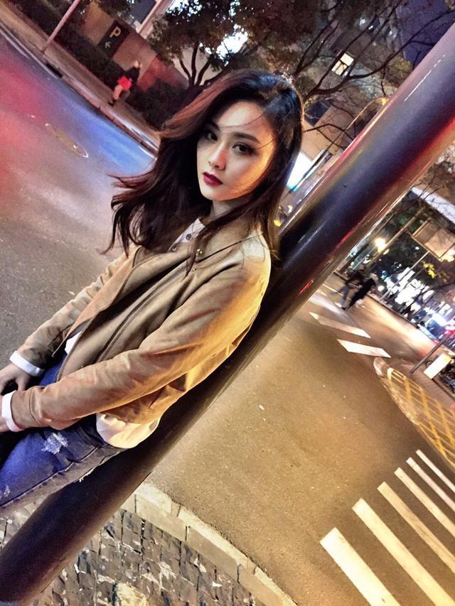 她凭借杀马特浓妆造型大火生活照曝光后网友素颜也好看