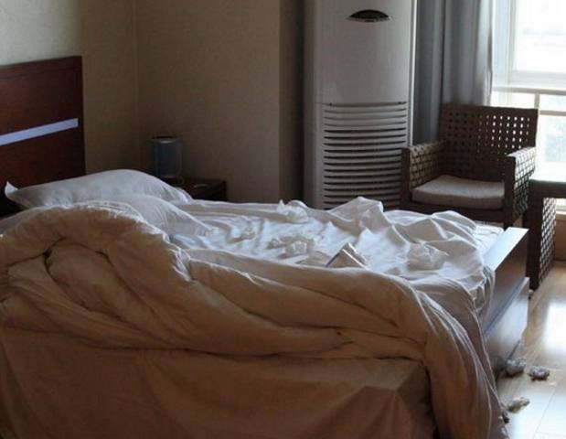 小两口退房保洁阿姨进门打扫时却傻住保洁阿姨瞬间泪目