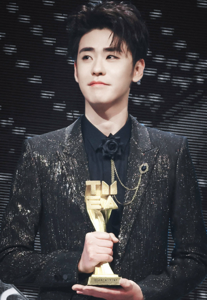 张云雷回归十年,粉丝千万演出不断,当年的三徒弟已成如今大师兄