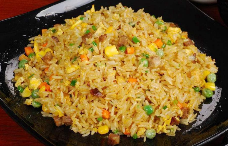 做蛋炒饭时鸡蛋和米饭哪个先炒牢记这三步米粒金黄又分明
