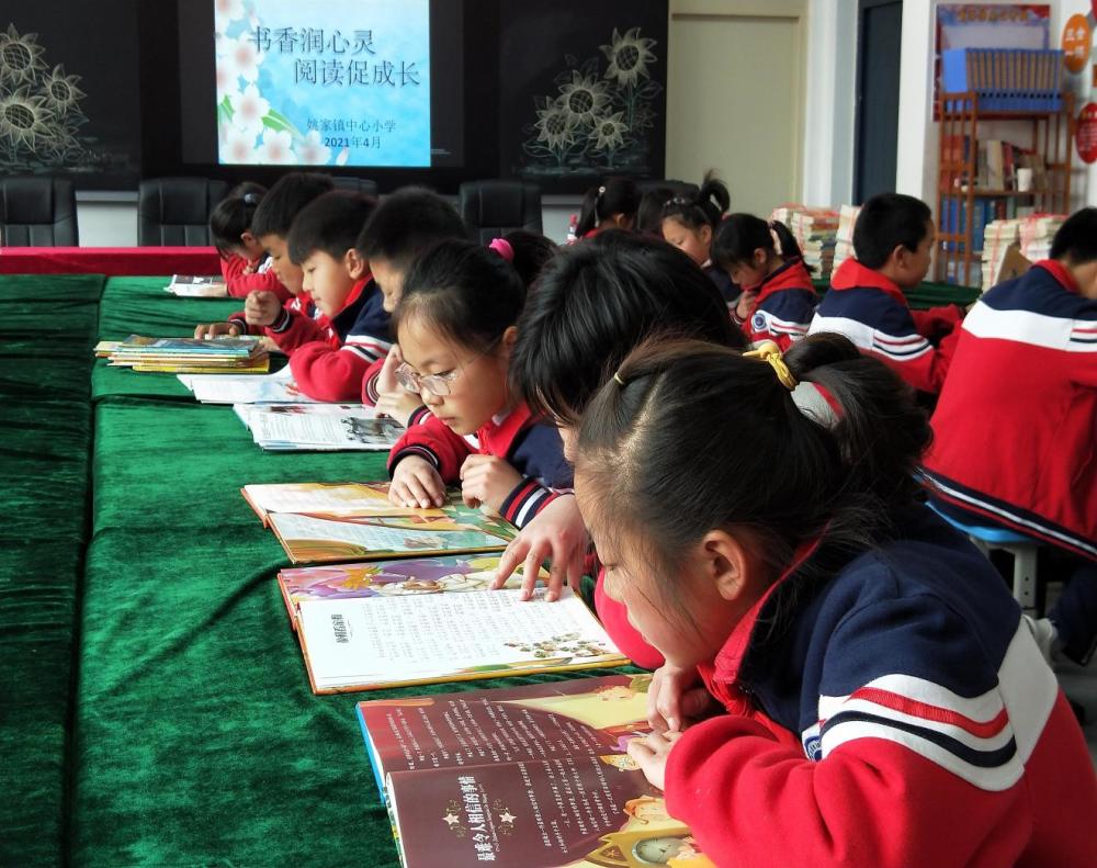 中牟县图书流动服务车走进姚家镇中心小学
