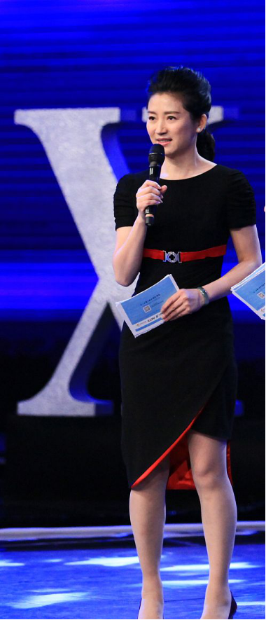 50多岁的王小丫气质真好,穿浅色挂脖裙好优雅,身材也保养得到位