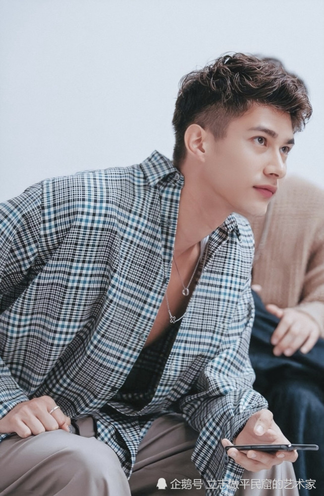 情歌王子米卡壁咚与四千年美女鞠婧祎共同演绎三公舞台