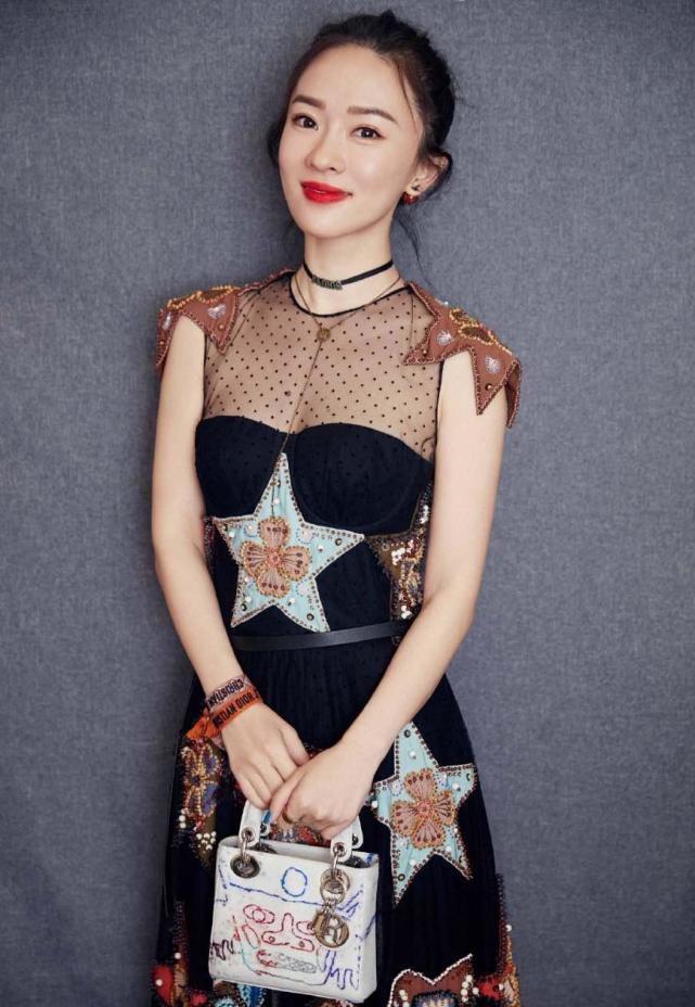 霍思燕的衣品让人折服穿印花连衣裙亮相镂空透视设计优雅时尚