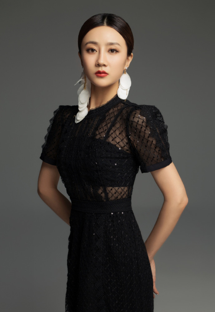 乡村爱情苏玉红晒舞姿大牌卫衣嘻哈风十足电线腿意外抢镜