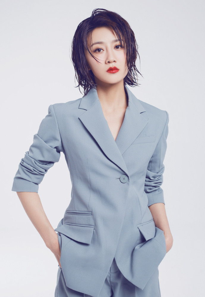 乡村爱情苏玉红晒舞姿大牌卫衣嘻哈风十足电线腿意外抢镜