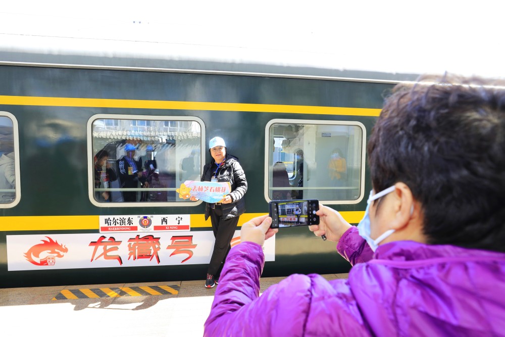哈铁开行黑龙江省首趟"龙藏号"旅游专列