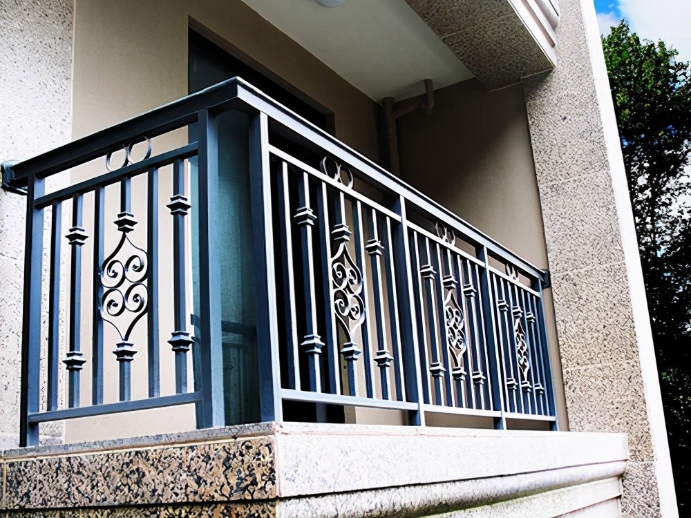 开发商安装的阳台护栏装修的时候要不要拆除