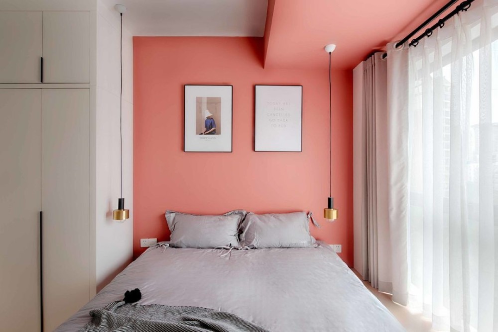 设计亮点:床头墙卧室的床头墙和客厅的墙面造型相同,都选用珊瑚红作为