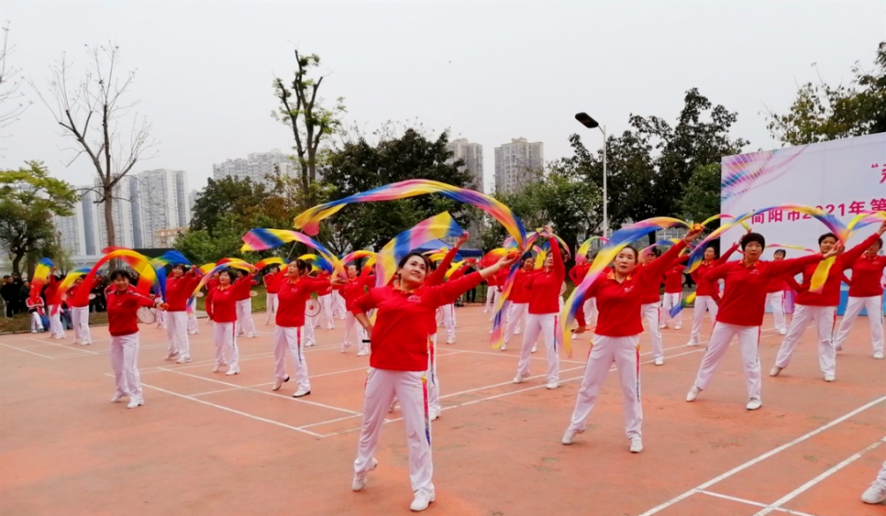 活动现场,全体运动员集体表演了长绸广场套路《各族儿女心向党》以
