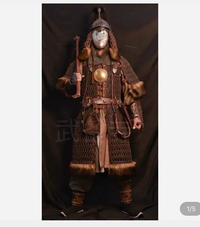 穿铁甲的中年男人