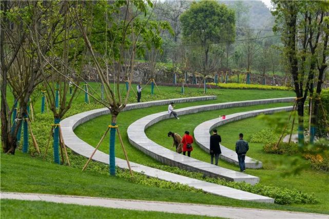 青山繁花绿茵鸟鸣中梁山这处花园秘境太美好了