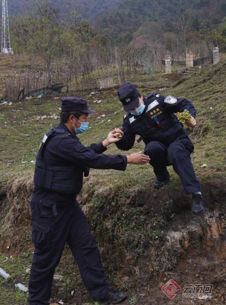 夫妻俩携手过坎云南警方供图刘明佳夫妻二人工作的亚坪警务室在海拔