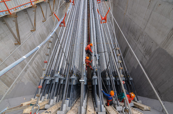 世界首座三塔四跨双层钢桁梁悬索桥主缆架设完成每根主缆可吊起15个