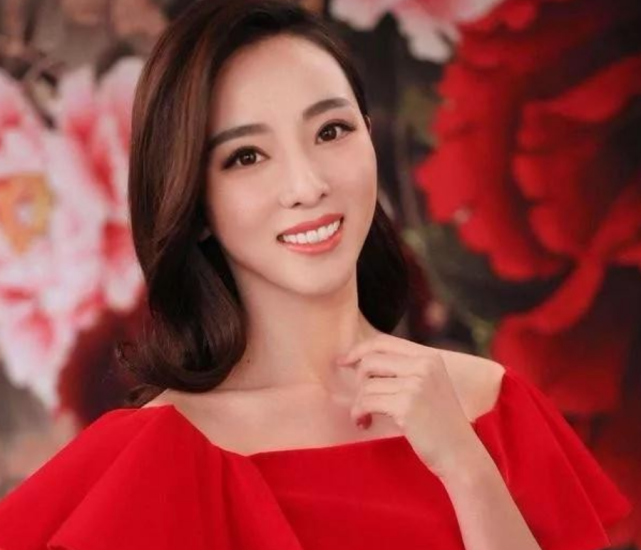 央视著名主持人李思思近况曝光短裙细腰肤如凝脂