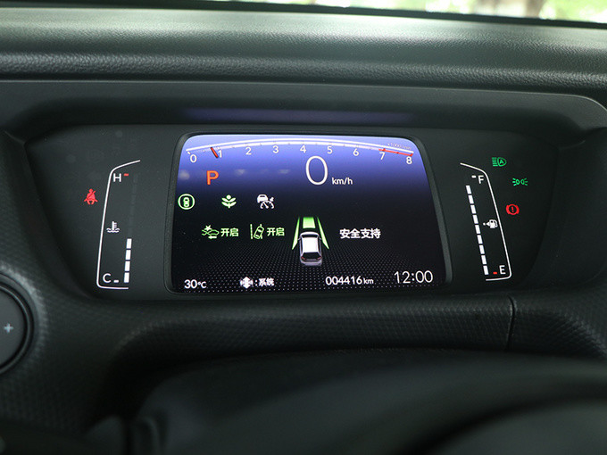 配置方面,第四代飞度更显诚意,像是无钥匙进入,无钥匙启动,全液晶仪表