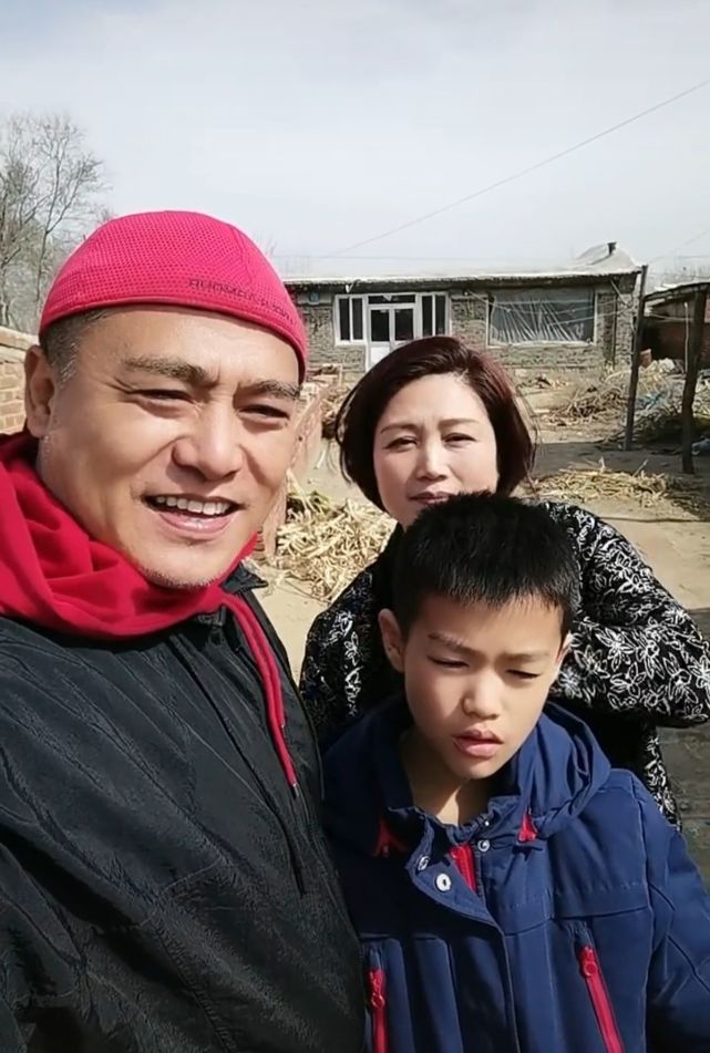 拍摄视频儿子一脸嫌弃被迫营业,老家杂草丛生|张永刚