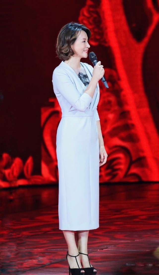 真替董卿捏把汗,穿连衣裙没啥,踩10cm高跟上班咋想的?看着都累