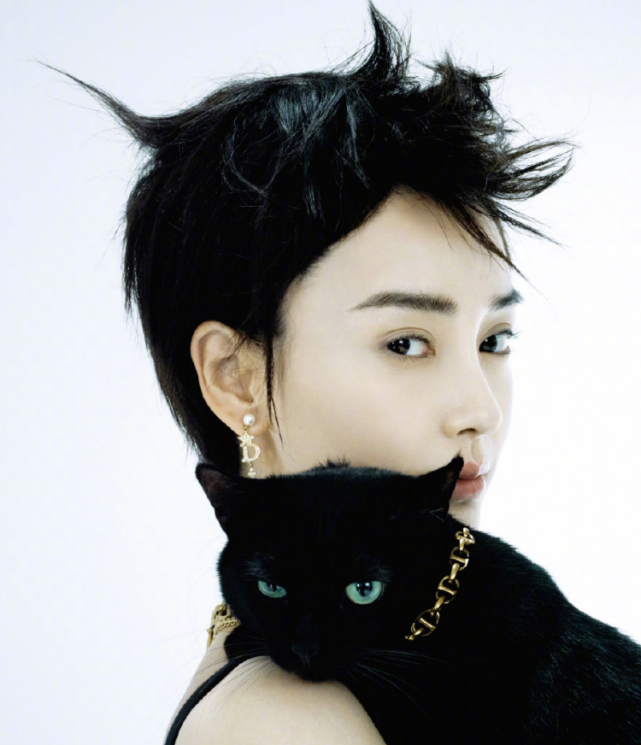 "长卷发"绝对是之前baby形象中的经典元素,可在她最近拍摄的大片造型