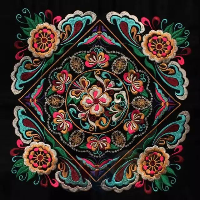 苗族刺绣,侗族打油茶,南宁老友粉,点米成画等.