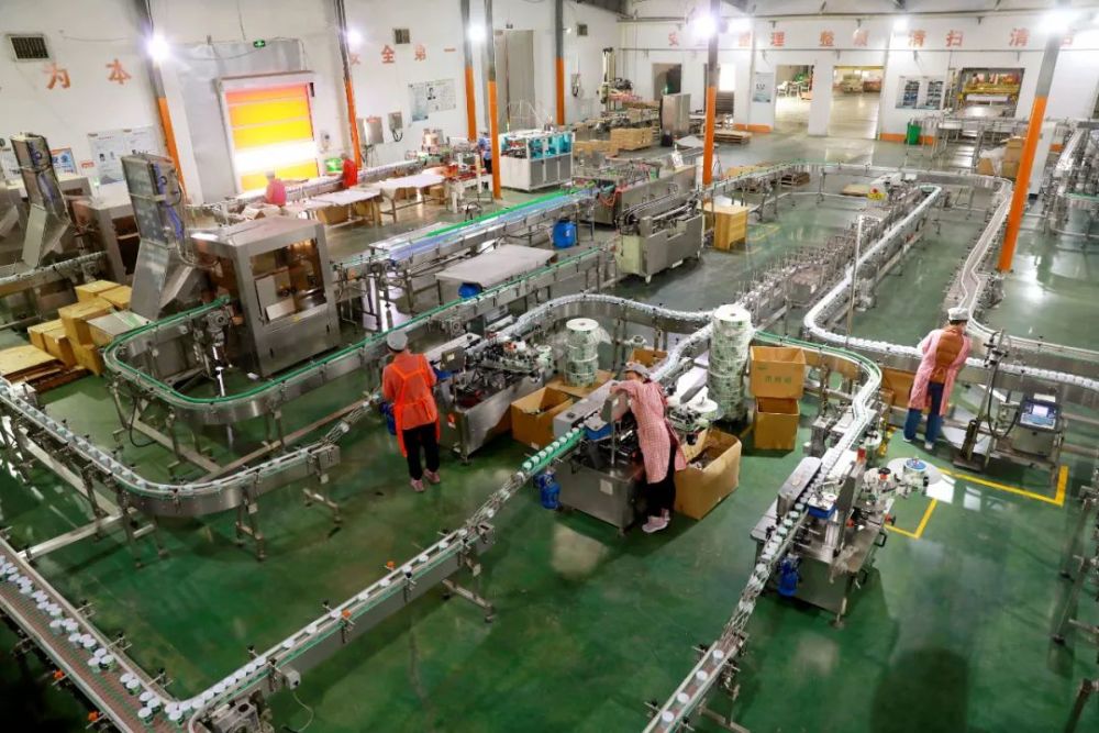 走进林家铺子的生产车间,设备轰鸣,人员忙碌,快速,流畅的生产流水线让