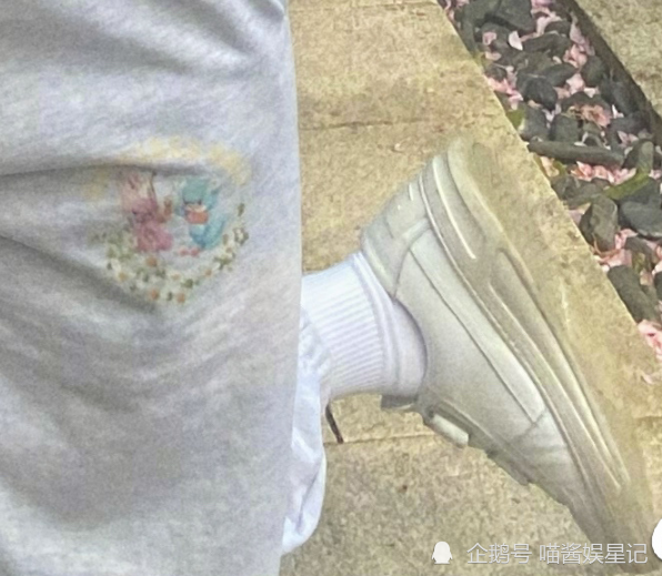 女孩子,要不然也会穿这么脏的鞋子出来逛街啊,还有除了鞋底子很脏以外