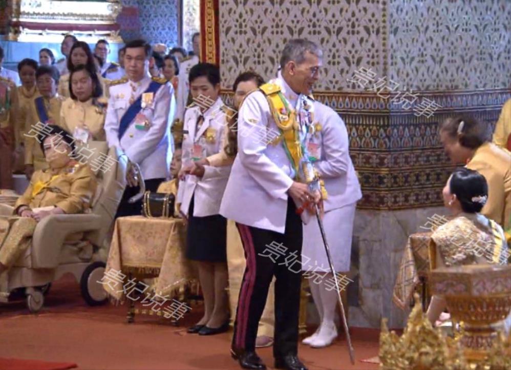 颂莎瓦丽当众甩脸色 不满泰王爱上二王妃 有娘家撑腰底气十足 腾讯新闻