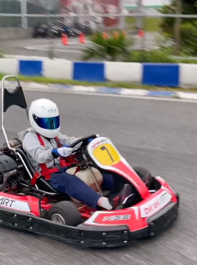 林志颖晒儿子,12岁kimi戴头盔开赛车好炫酷,家中客厅还有天价法拉利