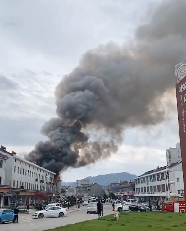 寧波一早餐店發生煤氣爆炸,房子燒掉三間…希望人沒事|寧波|橫溪鎮