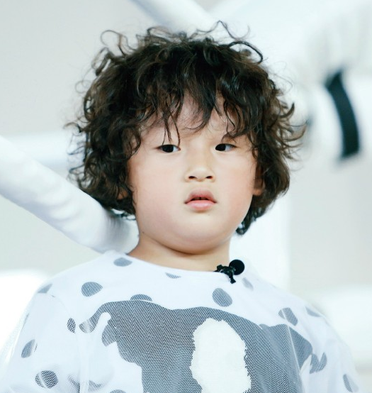 邹市明的儿子长大了10岁身高超过爸爸肩膀瘦身成功变帅小伙