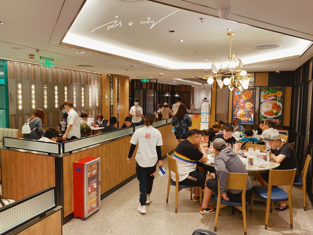 广州有一家网红连锁茶餐厅满满复古风好多游客都来打卡